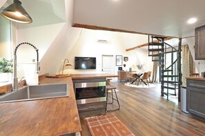 Fridge, microwave, oven, stovetop - Cabin Escape Close to Lake George & Gore Mtn (Athol)
