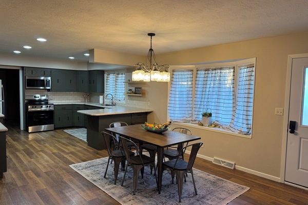 A full open kitchen with all of the assessories to enjoy meals together.