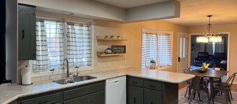 The Amsterdam Abode- Located on Quiet Cul-de-sac With No Backyard Neighbors