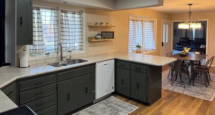 The Amsterdam Abode- Located on Quiet Cul-de-sac With No Backyard Neighbors