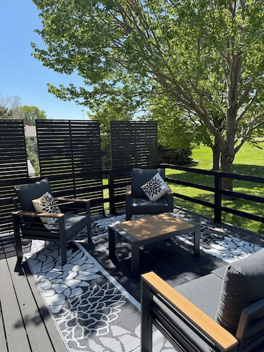 The Amsterdam Abode- Located on Quiet Cul-de-sac With No Backyard Neighbors