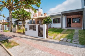 Basic Apartment | Exterior - House w/ 3 Bedrooms and Barbecue Lpb0000 (Garopaba)