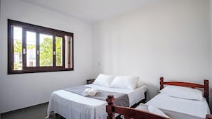 A room with two single beds, a window with a view of greenery, and a small bedside table. - House w/ 3 Bedrooms and Barbecue Lpb0000 (Garopaba)
