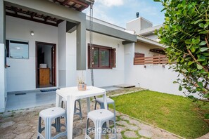 Basic Apartment | Outdoor dining - House w/ 3 Bedrooms and Barbecue Lpb0000 (Garopaba)
