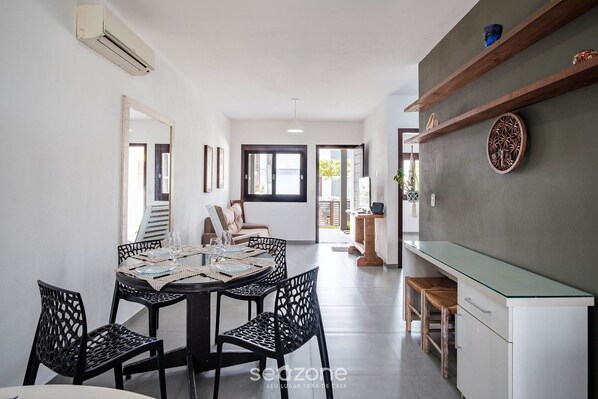 Basic Apartment | Dining