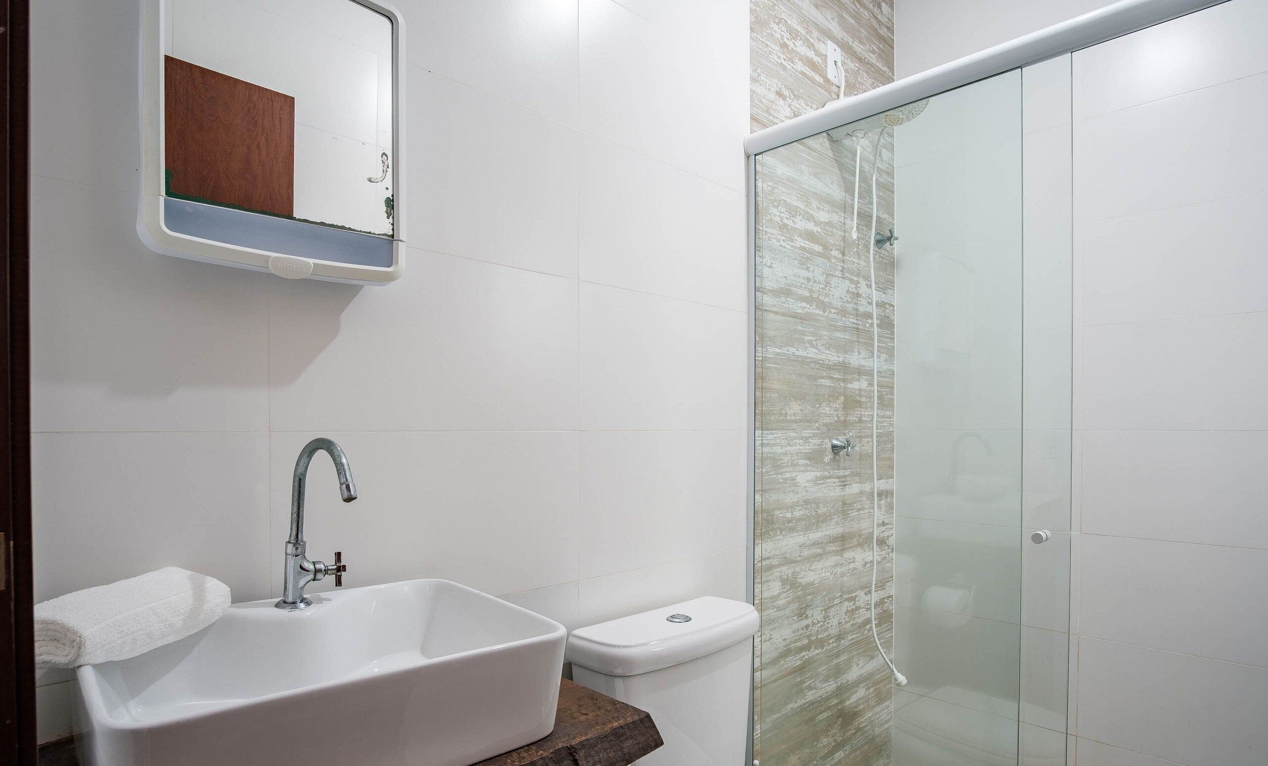 Basic Apartment | Bathroom | Shower