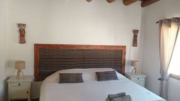 KILLA | Tallelokero huoneessa, pimennysverhot, silitysrauta/-lauta