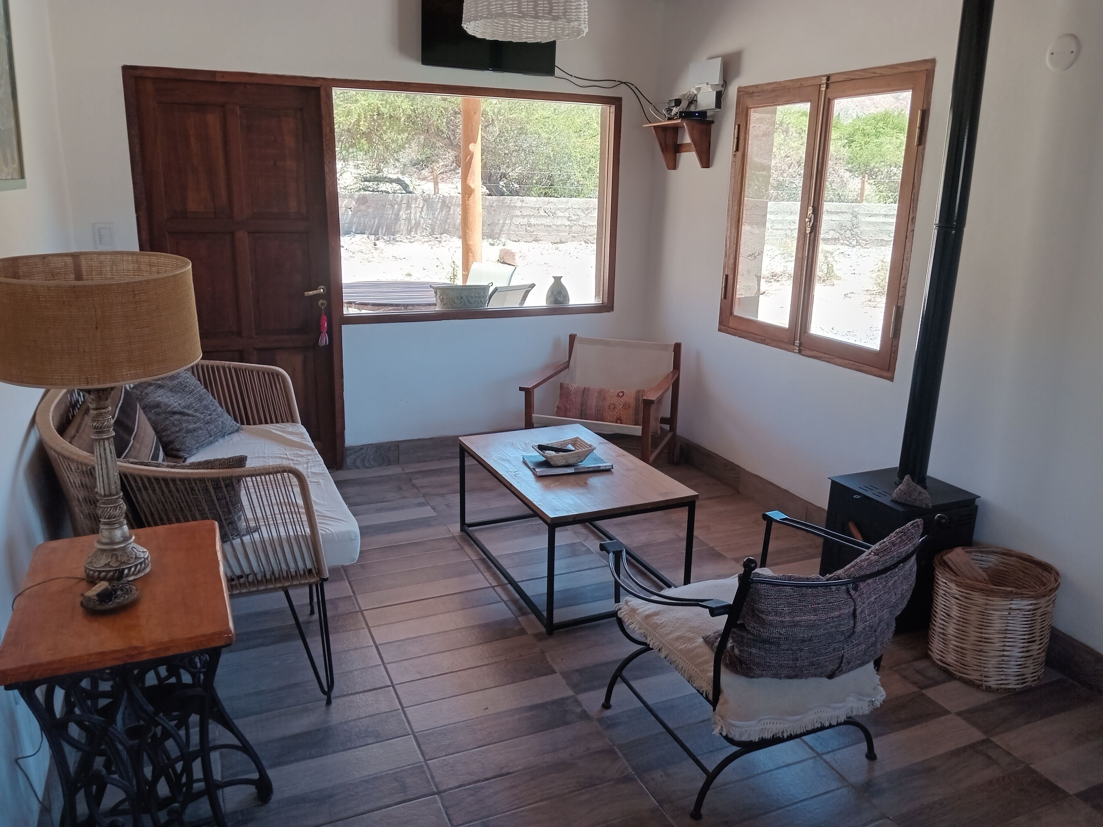 CHASKA | リビング エリア | 32 インチのLED テレビ (衛星放送視聴可)