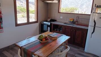 CHASKA | Cuisine privée | Grand réfrigérateur, micro-ondes, four, plaque de cuisson