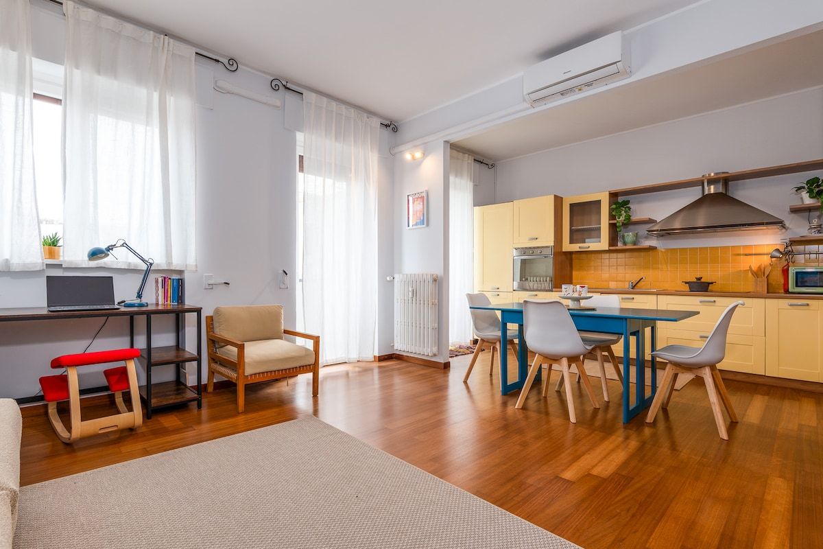 Una cuina moderna amb armaris de fusta, forn integrat i fogó.