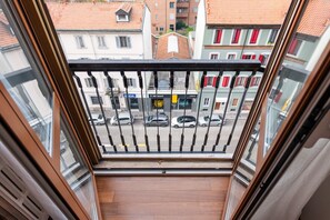 A balcony with a view of a street, buildings, and parked cars. - Sesto Sole - wide 6th Floor Apart near Prada-Bocconi-IEO (Milano)