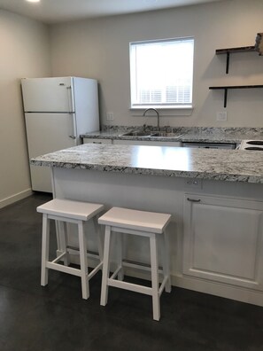 Microwave, oven, stovetop, dishwasher - Newer ADU in College Place (College Place)