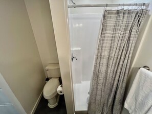 Douche, sèche-cheveux, serviettes fournies, savon
