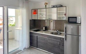Coffee/tea maker, fridge, microwave, oven - Nice apartment in Novalja with WiFi (Novalja)