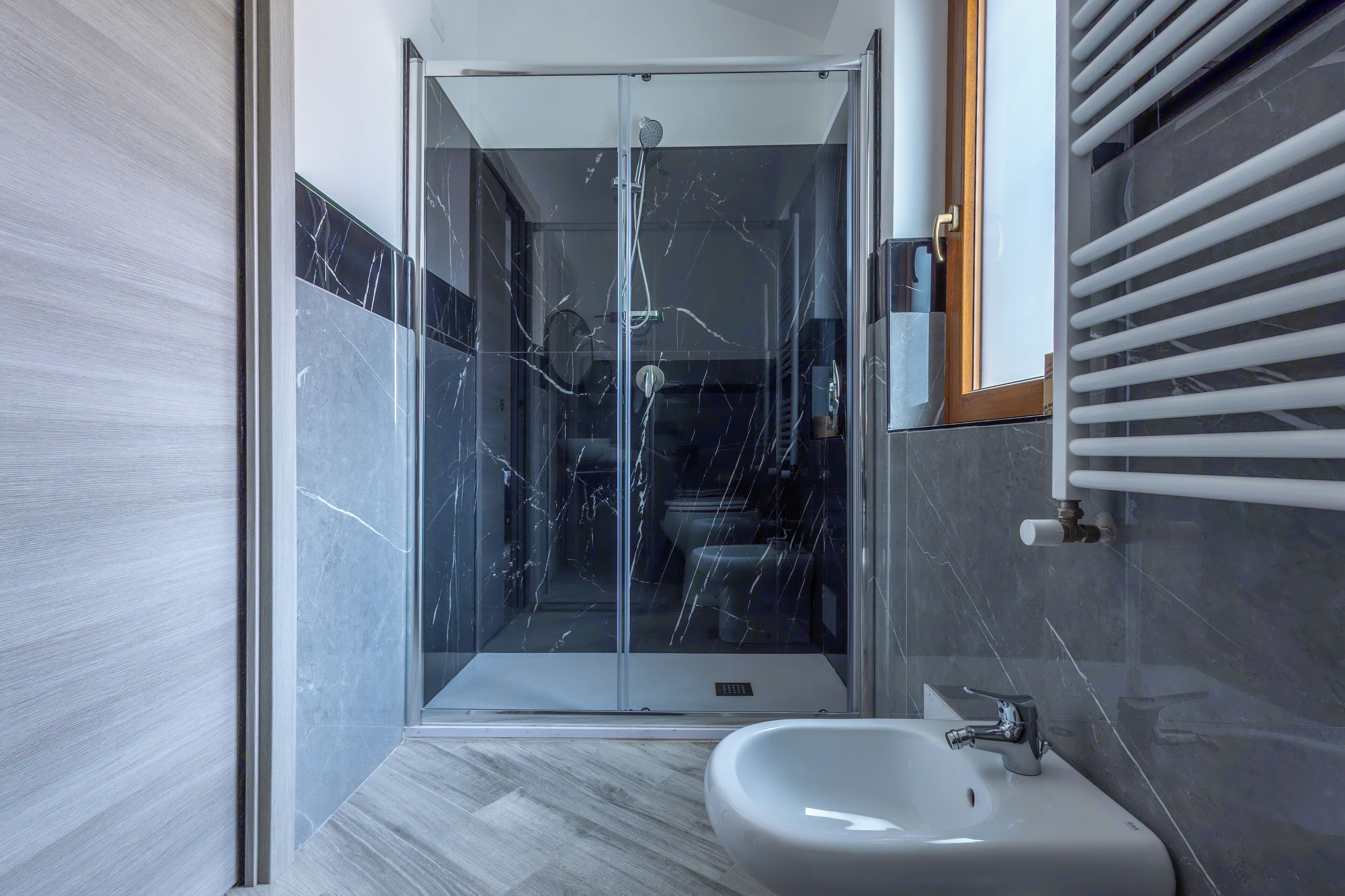 Dusche, Haartrockner, Bidet, Handtücher