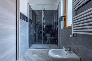 Doccia, asciugacapelli, bidet, asciugamani