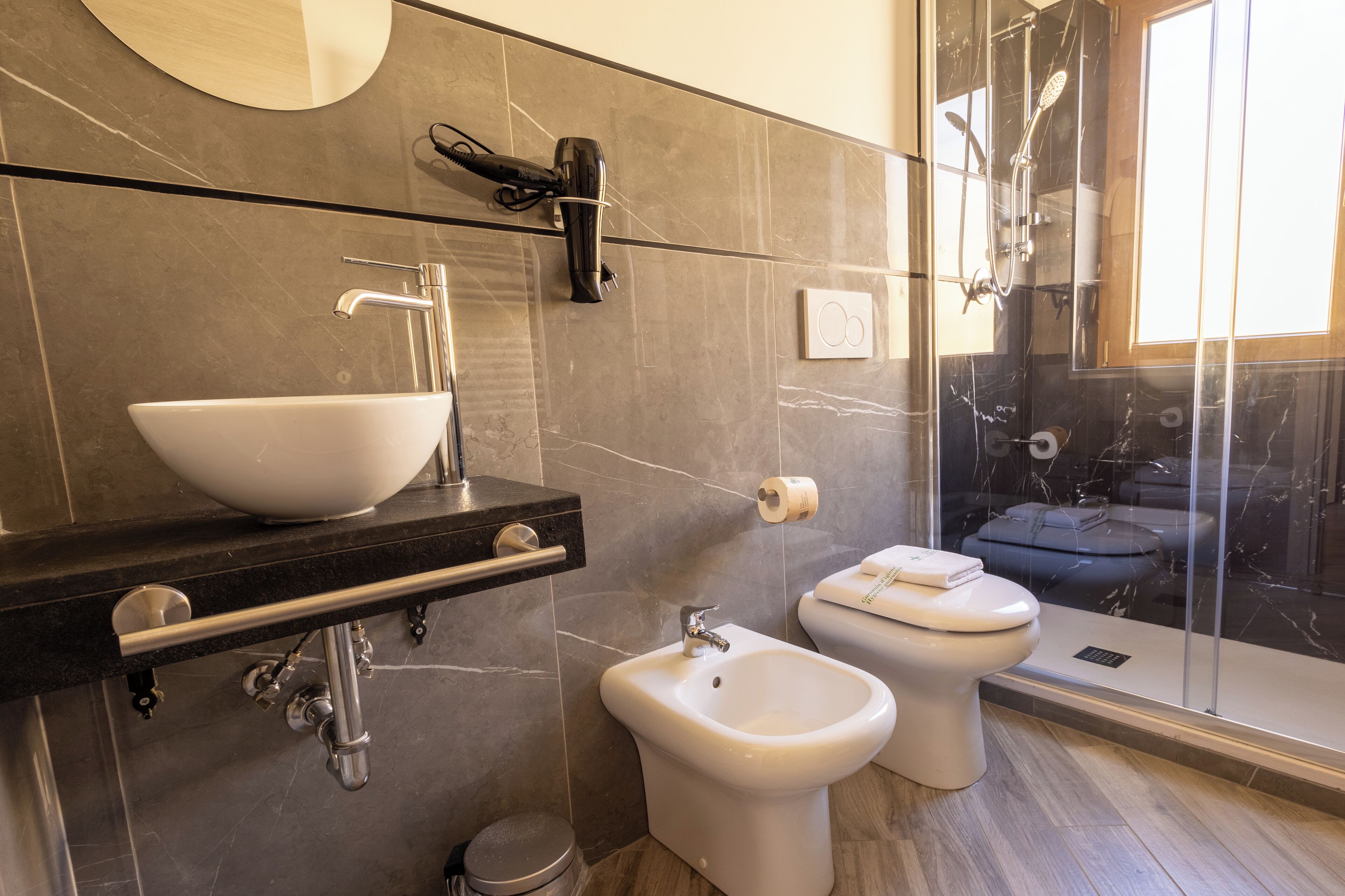 Doccia, asciugacapelli, bidet, asciugamani