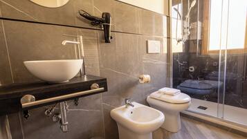 Doccia, asciugacapelli, bidet, asciugamani