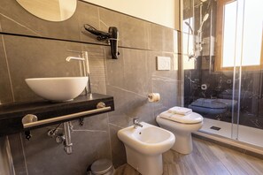 Douche, sèche-cheveux, bidet, serviettes fournies