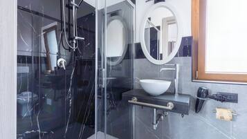 Doccia, asciugacapelli, bidet, asciugamani