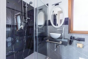 Doccia, asciugacapelli, bidet, asciugamani