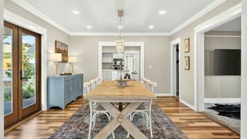 Family Villa, Multiple Bedrooms, Valley View | Dining