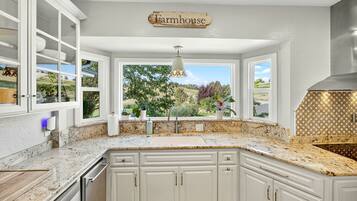 Family Villa, Multiple Bedrooms, Valley View | Private kitchen