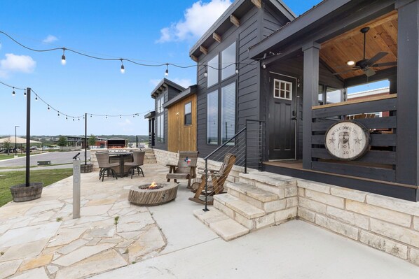 Outdoor dining - Willie (Fredericksburg)