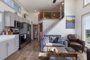 TV, offices - Texas Bluebonnet Haus (Fredericksburg)