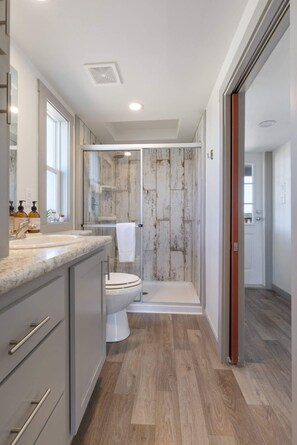 Shower, hair dryer, towels, shampoo - Texas Bluebonnet Haus (Fredericksburg)