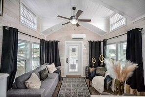 Televisión y oficina 