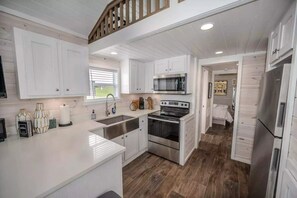 Refrigerador, microondas, cafetera y tetera y tostadora 