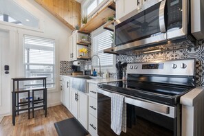 Frigorífico, microondas, horno y placa de cocina
