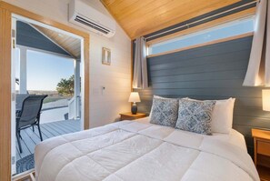 2 bedrooms, iron/ironing board, travel cot, bed sheets - Villa Vista - Firepit, Grill & Sunset Porch Views (Fredericksburg)