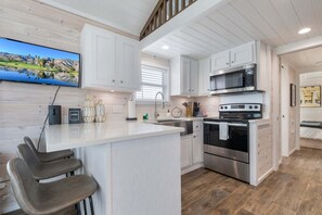 Fridge, microwave, oven, stovetop - The Jewel Box (Fredericksburg)