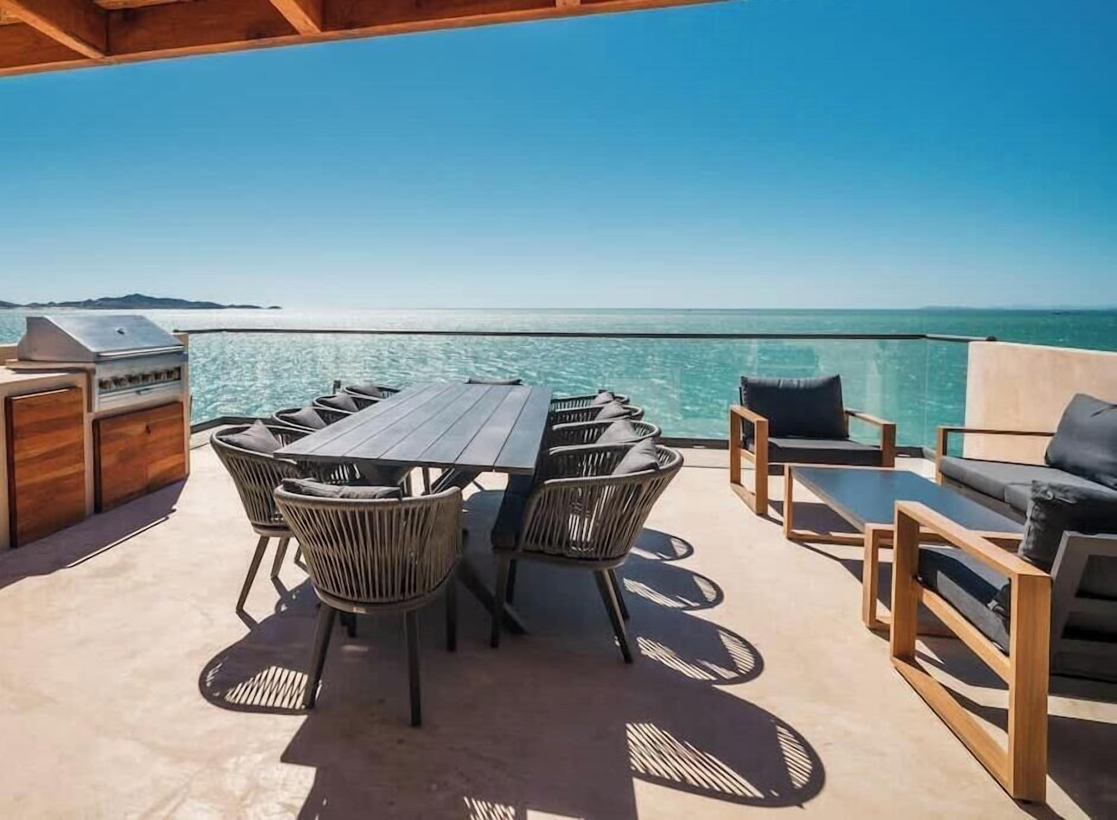 Ático familiar, 3 habitaciones, balcón, vistas a la playa | Terraza o patio