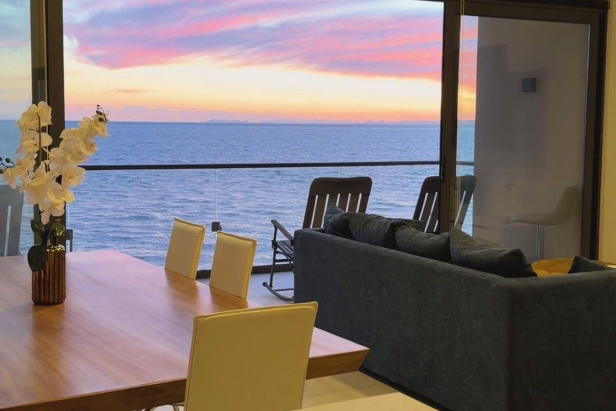 Apartament familiar, vistes a la platja | Sala d'estar | Televisor 