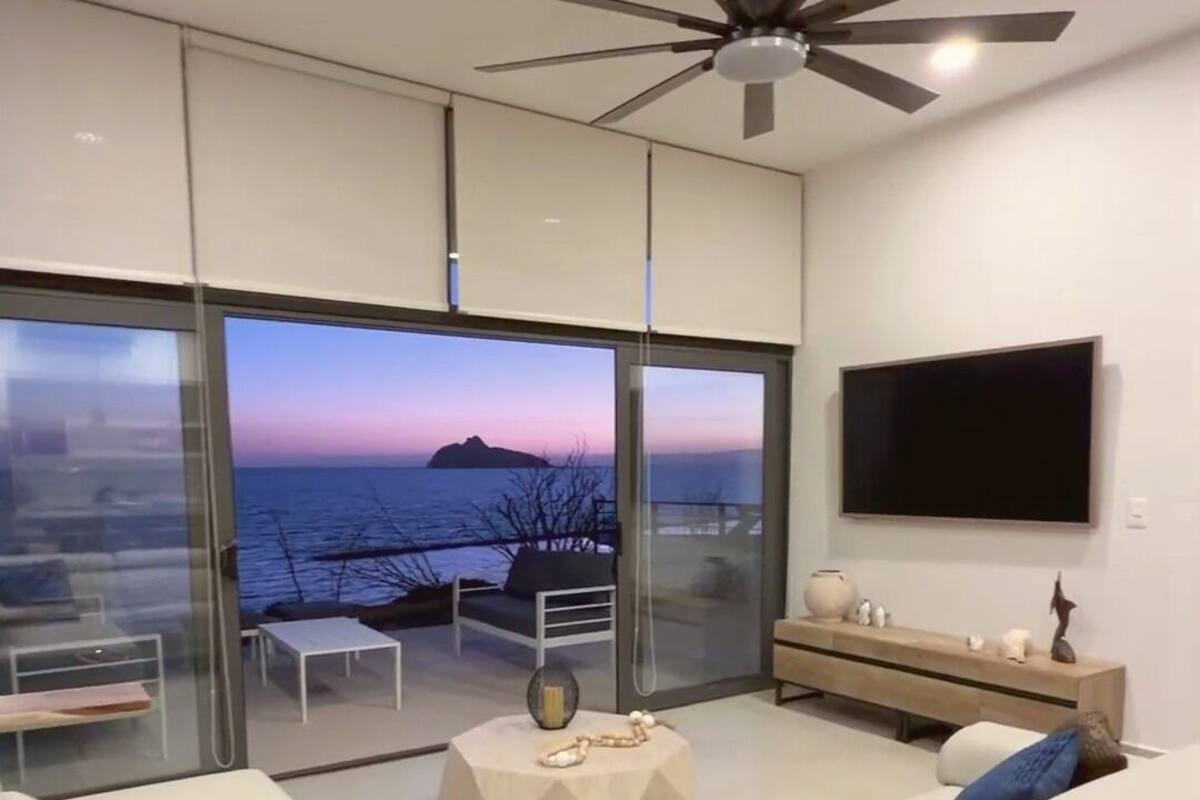 Apartament familiar, 3 dormitoris, vistes a la platja, primera línia de platja | Sala d'estar | Televisor 
