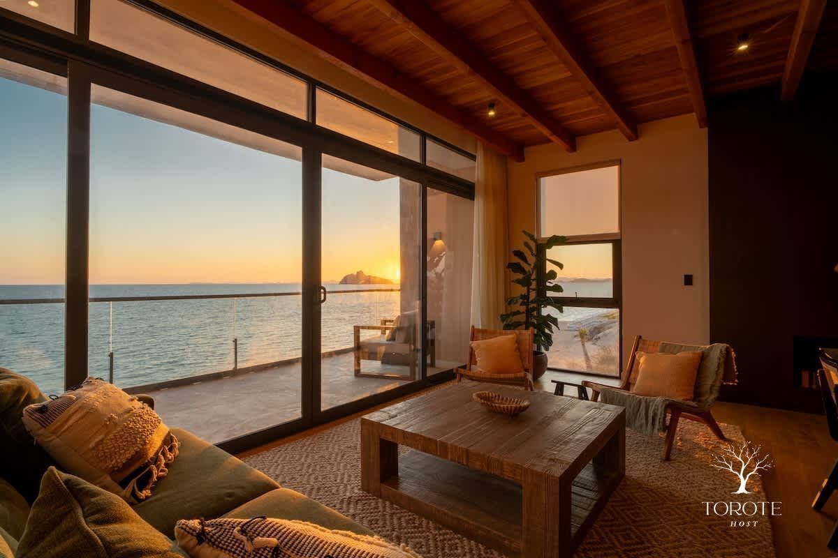 Family Penthouse, 3 Bedrooms, Beach View, Beachfront | Living area