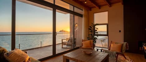 Penthouse familiar, 3 habitaciones, vista a la playa, frente al mar | Área de sala de estar