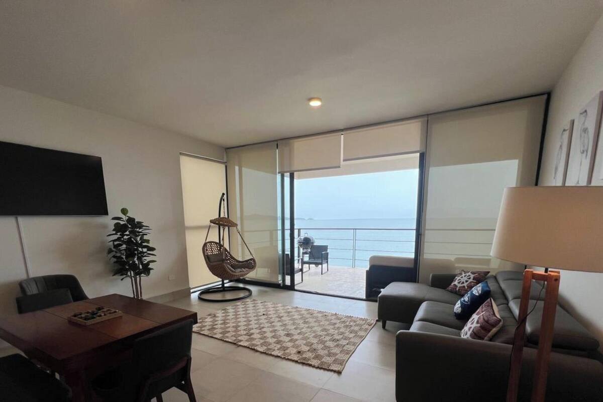 Apartament, 2 dormitoris, balcó, vistes a la platja | Sala d'estar | Televisor 