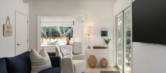 Palm Cottage - Remodeled, Private, Walkable