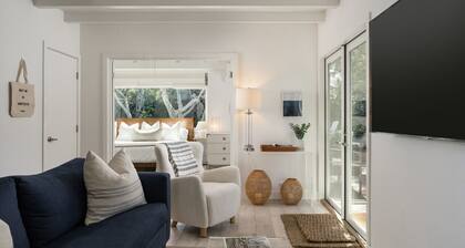 Palm Cottage - Remodeled, Private, Walkable