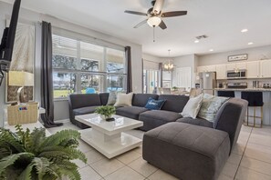 Smart TV - Arcade + Pool Villa • 2.5 Miles to Disney (Kissimmee)