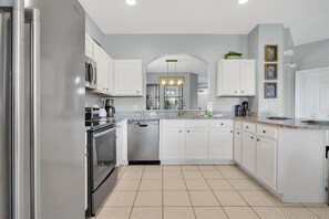 ثلاجة، ميكروويف، فرن، موقد طهي مسطح