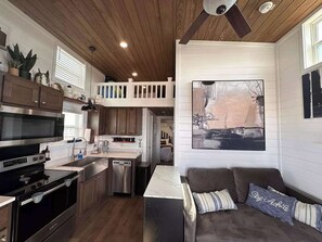 ثلاجة، ميكروويف، ماكينة لصنع القهوة/الشاي، محمصة خبز