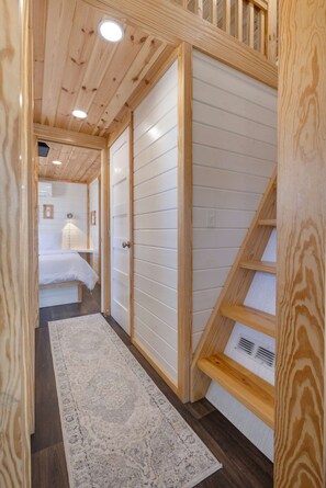 2 bedrooms, iron/ironing board, travel cot, bed sheets - Tiny Treasure | 1.5 Baths | Sleeps 6 | Dual Porches (Fredericksburg)