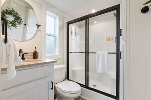 Een douche, een haardroger, handdoeken, shampoo