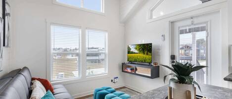 Una televisión, una oficina