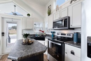 Refrigerador, microondas, horno y parrilla de estufa 